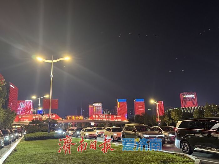 一年四季 泉在济南丨济南经十东路灯光秀启幕 点亮节日夜空