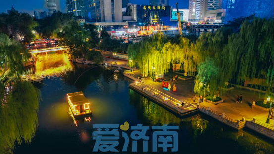 “泉”在济南过暑假｜护城河又添新体验！泉水行舟与簪花汉服相伴，一秒穿越千年