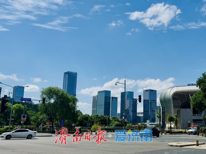 晴好天气扮靓泉城 济南CBD尽显初夏风采