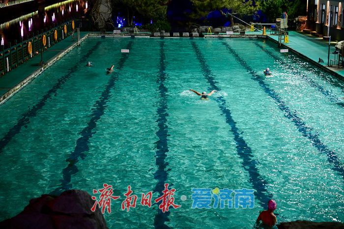 一年四季 泉在济南丨泉畔夜泳 绘就泉城冬日别样景