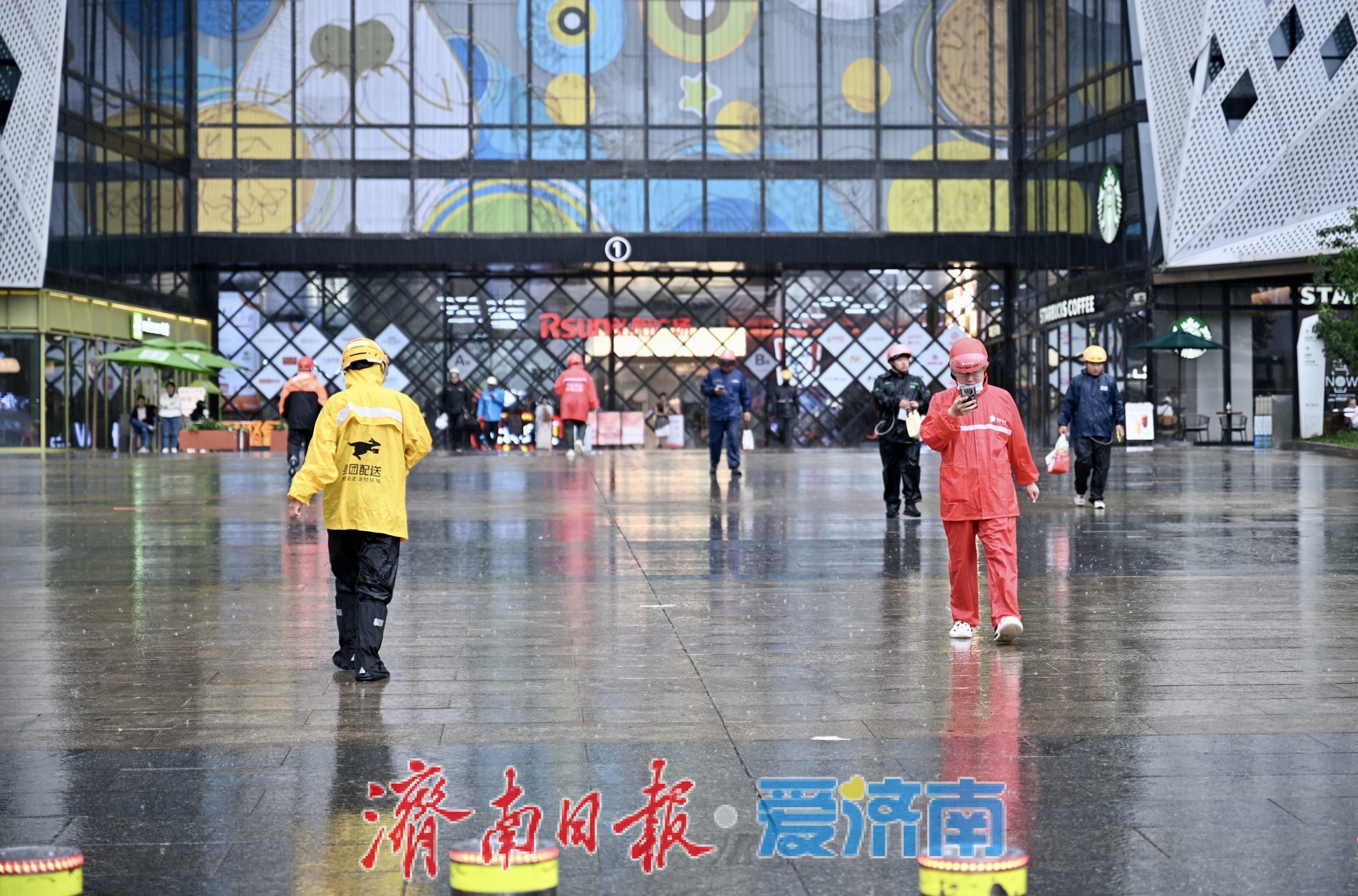 泉城迎明显降雨 市民雨天出行做好防范