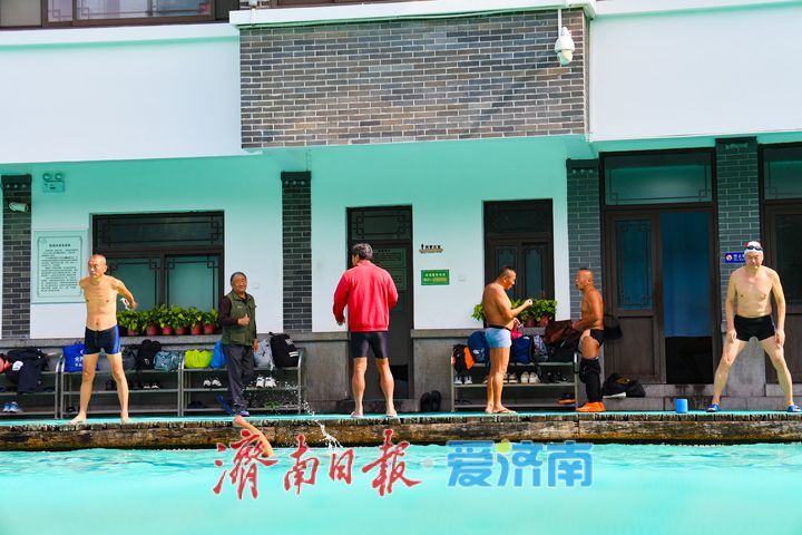 一年四季 泉在济南丨清波映秋 泳者如常