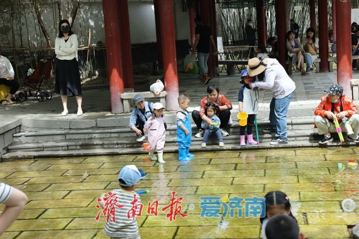 一年四季 泉在济南｜五龙潭公园清泉石上流 市民游客亲水享清凉