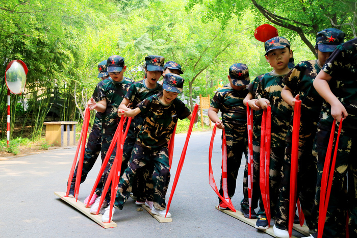 百合花开 红叶谷里游山玩水乐享夏日时光