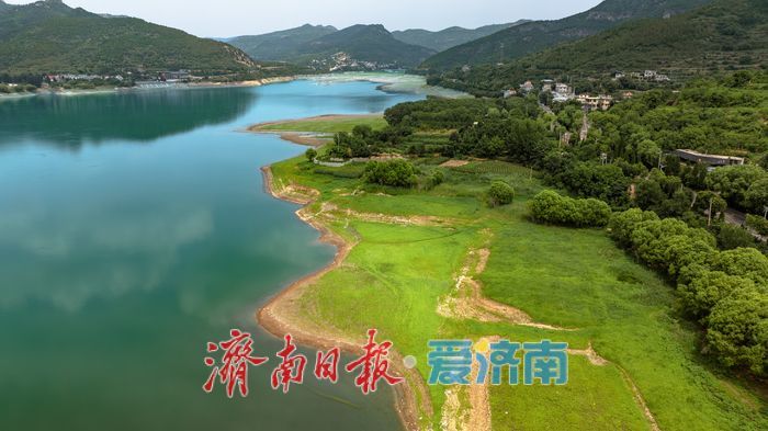 一年四季 泉在济南丨航拍锦绣川水库，“高山草甸”美景令人称赞