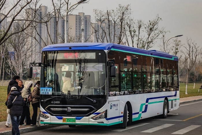 济南公交开通网红景点专线车，精准服务学生出行