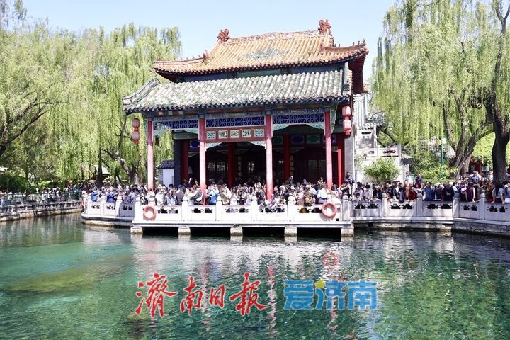 雨润泉涌引客来！趵突泉畔游人如织