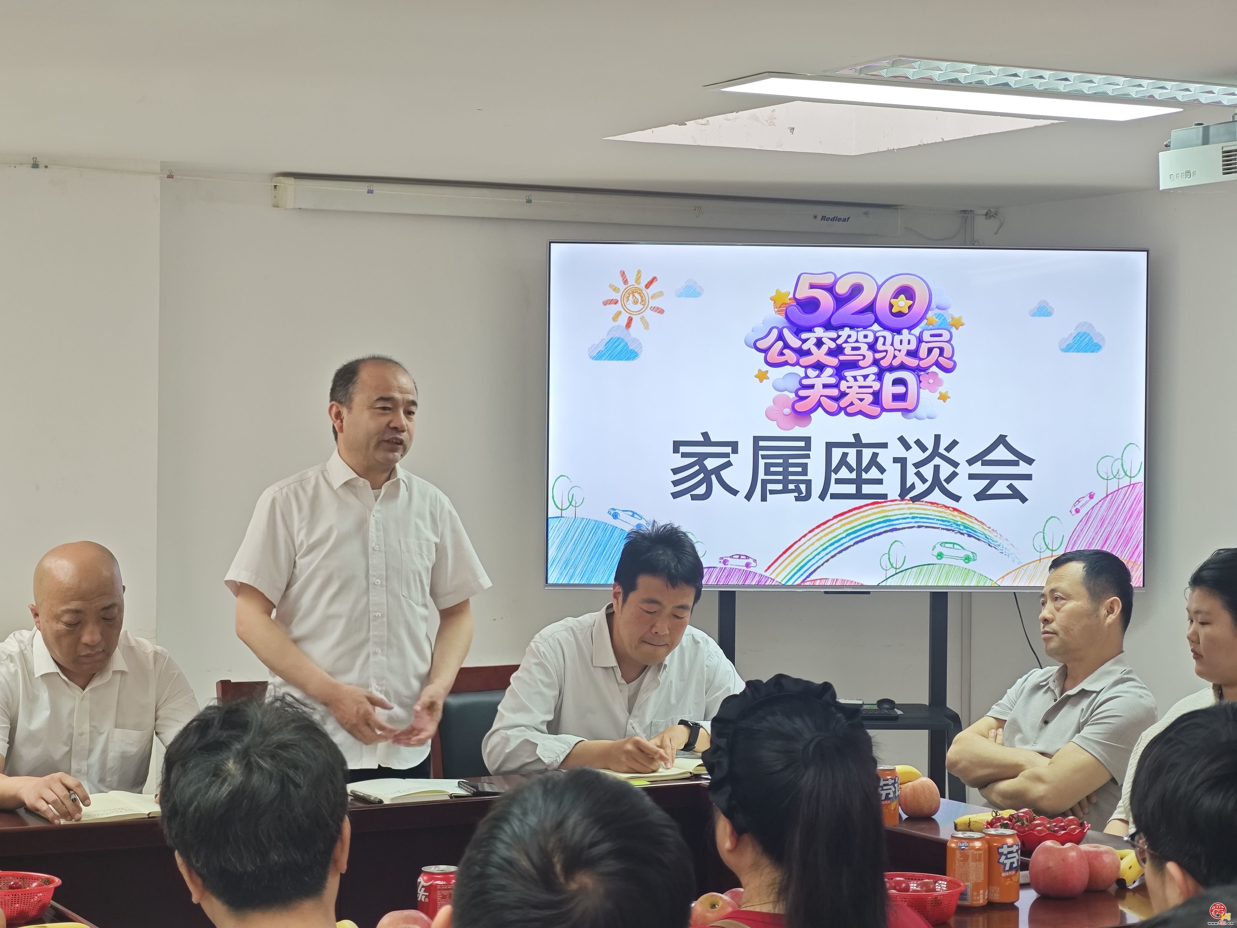 情暖5.20 致敬公交“摆渡人” ——济南西站公交枢纽开展驾驶员关爱日活动​