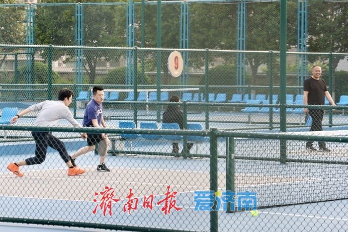 山东省体育中心匹克球场周末人气火爆 新兴运动成市民休闲新宠