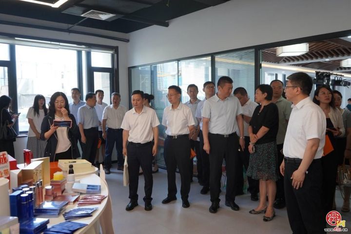 “数字赋能·泉品焕新”泉城好品直播电商基地揭牌暨“E起出发”残障主播梦想起航启动仪式举办