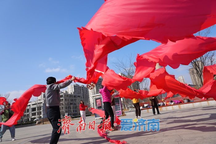 红绸炫舞迎元宵
