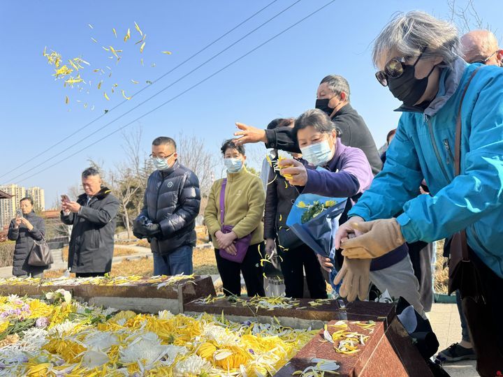 繁花为伴 魂归自然 济南市玉函山安息园举行集体花坛葬