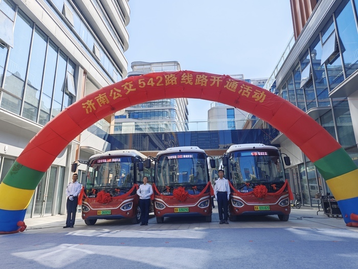 新款“红墩墩”在济南中央商务区“暖萌开跑”