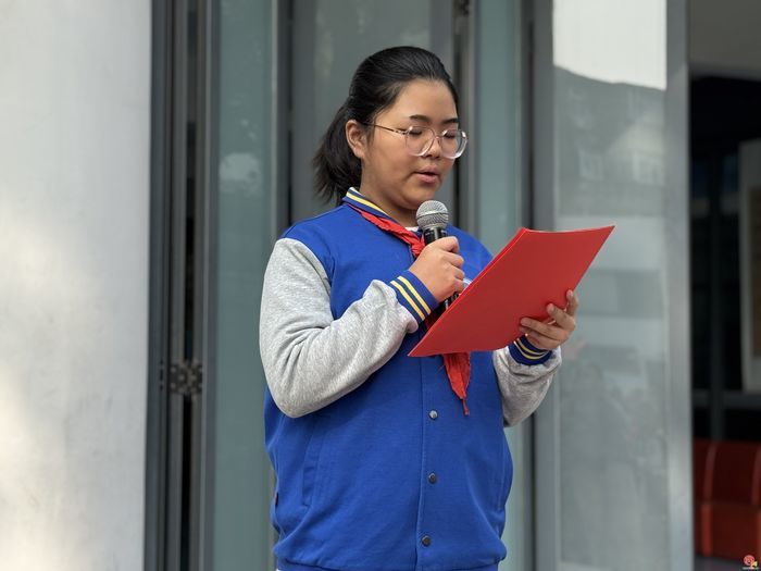 济南市胜利大街小学举办“胜利红印 榜样少年正启航”主题升旗仪式