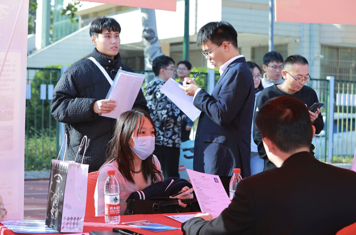 “选择济南 共赢未来”大型招聘会走进济南大学，300余家企业携1.5万余个岗位揽才