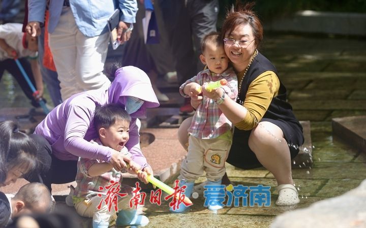 济南初夏亲水热潮：清泉石上，欢乐满溢