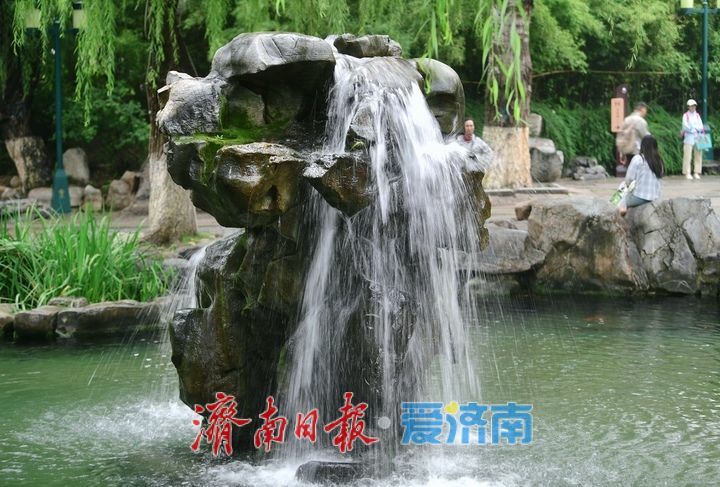 泉水欢歌迎国庆假期收官，“月牙飞瀑”引游客叹为观止