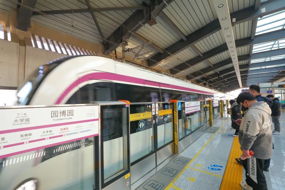 济南2024青春音乐节火热来袭，这个周末乘上地铁，一起奔赴青春之约！