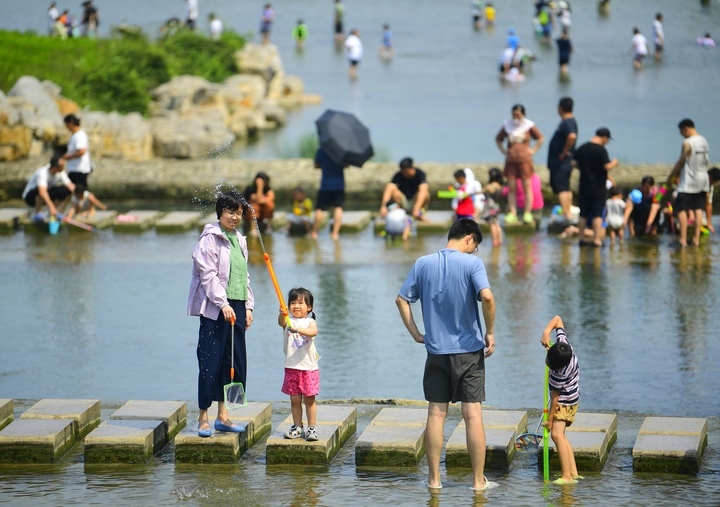 碧波荡漾，初秋时节济南龙鼎滨水公园人气旺