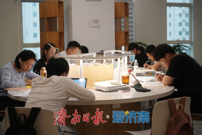 阴雨催热“图书馆游” 历下区图书馆国庆假期成市民“打卡地”​​