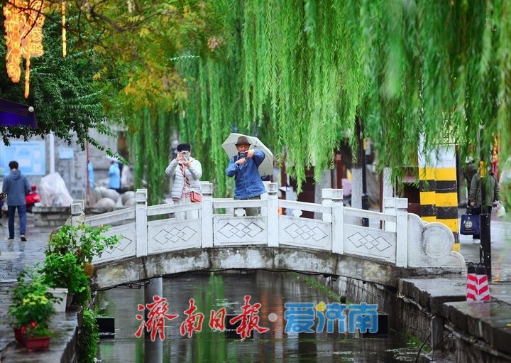 一年四季 泉在济南丨秋雨霏霏润泉城，漫游古巷听雨声