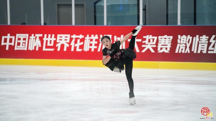 2025年中国花样滑冰俱乐部联赛济南站赛事正酣，选手上演“冰上华尔兹”，花滑现场下起“玩偶雨”