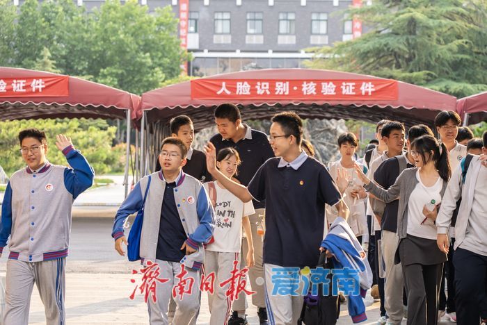 中考第二天结束，济南一中考点氛围暖意融融