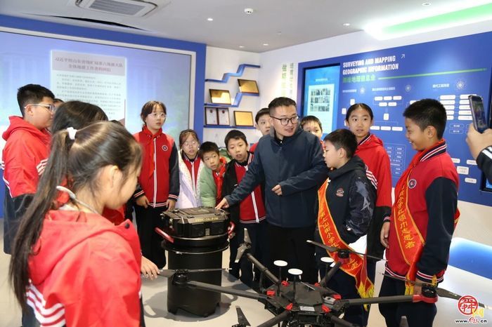 “出彩中国娃”德育课程之“公益行”——2021级6班“探地矿奥秘，赴科学之约”走进省地质测绘院实践活动