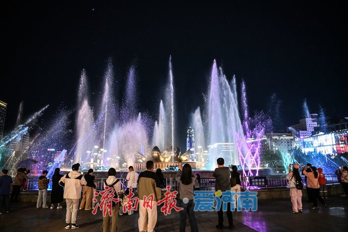 泉城客厅焕新韵，荷花音乐喷泉打造视听盛宴