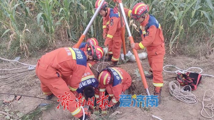 男孩不慎坠落20米机井消防员紧急救援
