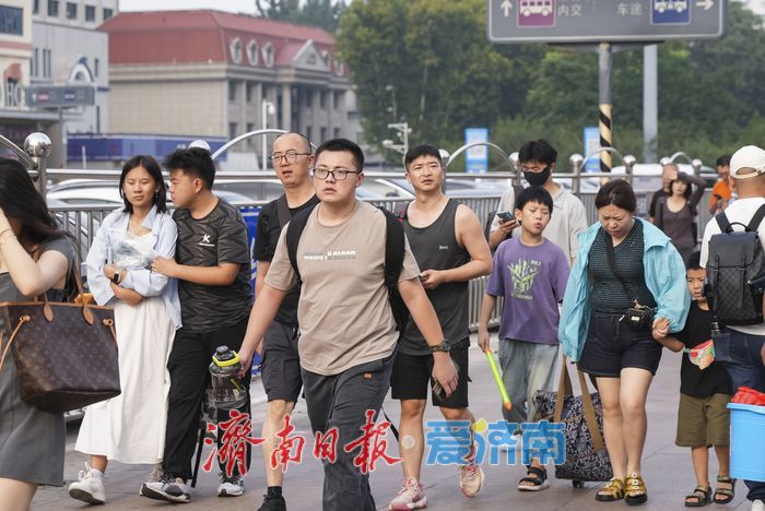 开学季撞上返程潮，济南火车站成“学生主场”