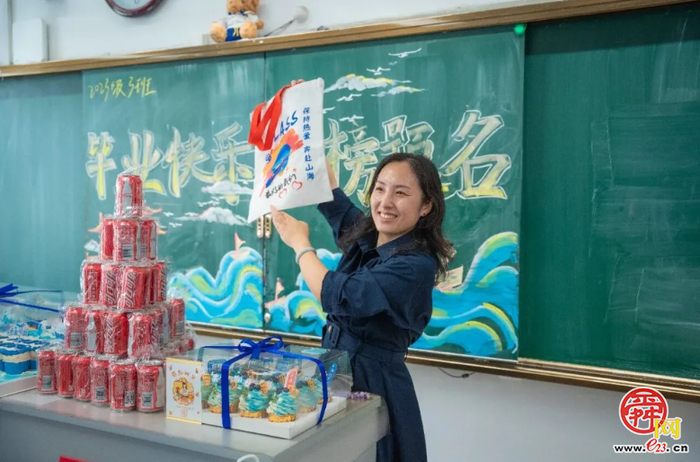 比了个耶，我们就毕业啦！