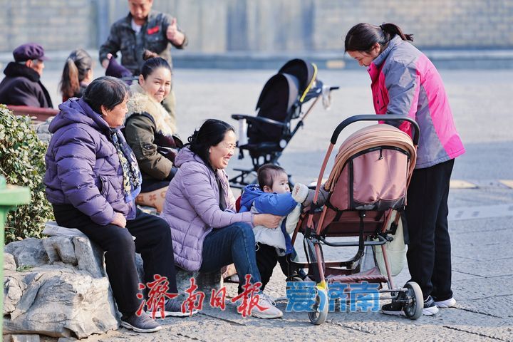 泉城年味气氛组已就位，是“蛇”候过年啦！