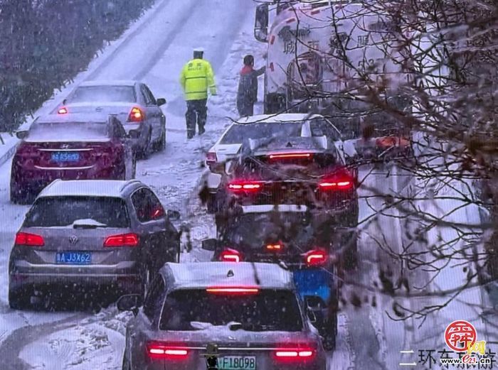 济南交警全力做好雨雪天气应急处置工作 确保市民出行安全