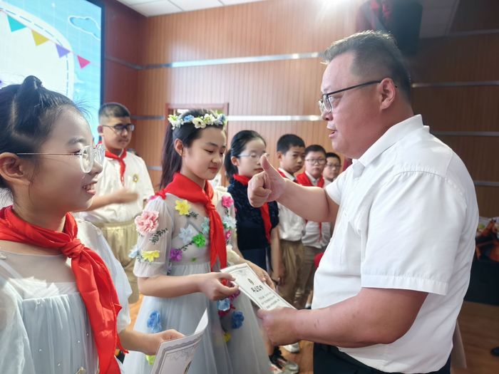 小学时最后的脚印！高新区鸡山小学举行毕业典礼