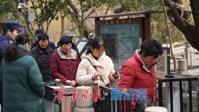 坐画舫游济南，护城河上览春色