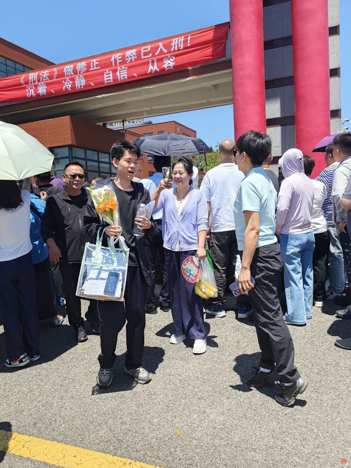 2026年高考首场考试结束 葵花相伴笑意融融