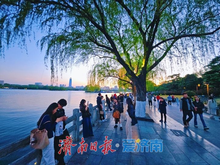 明湖晚霞醉游人 打卡热潮绘就泉城浪漫画卷