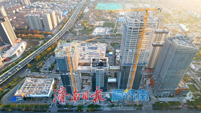 济南西部万融云城二期“空中双连廊”顺利贯通实现牵手