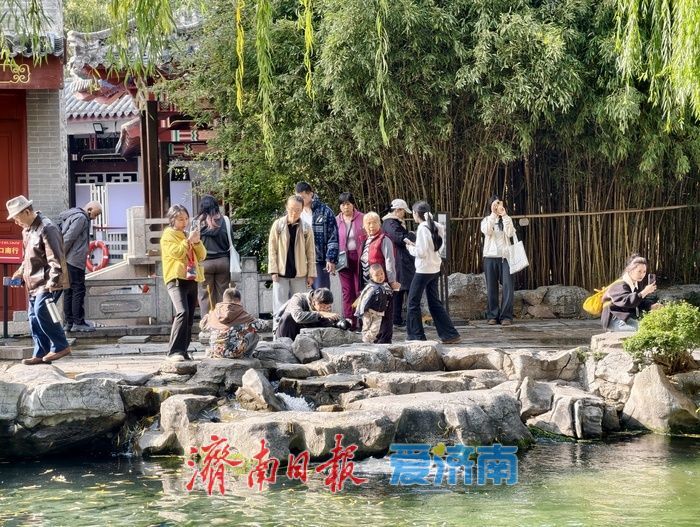 清泉汩汩映晴空，“月牙飞瀑”醉初冬