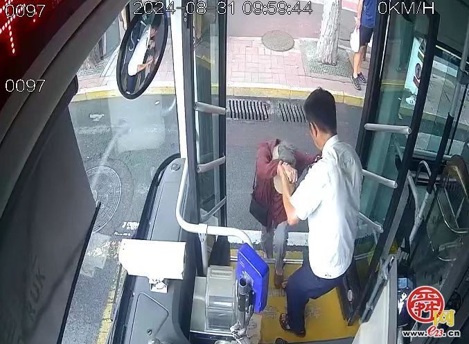 90岁高龄老人被司机搀扶上车 车厢现场手写表扬信感谢司机