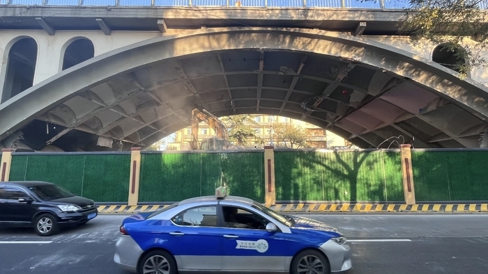 百年老天桥大修改造进入全新阶段，桥下商铺全部拆除完成