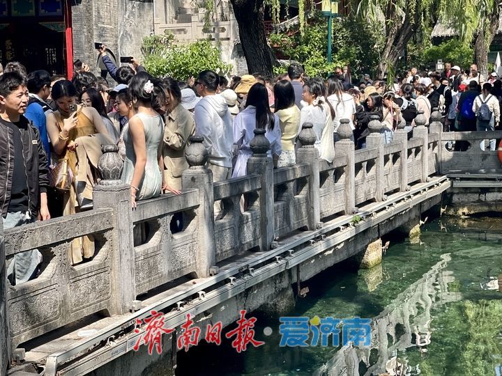 雨润泉涌引客来！趵突泉畔游人如织