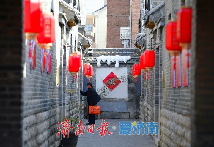 新春走基层丨百年老街换“春装”！济南上新街“福马迎新”，巨型毛绒福字年味拉满
