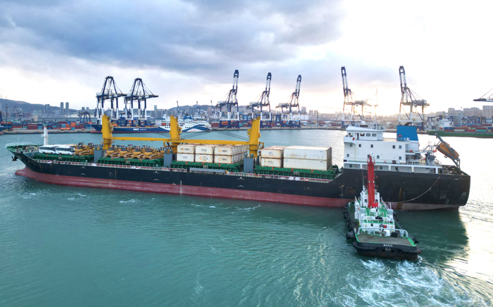 助力“中国制造”加速出海！山东港口烟台港件杂货班轮年发运量首次突破1600万吨