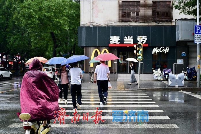 济南强降雨酷热顿消 市民乐享久违清凉