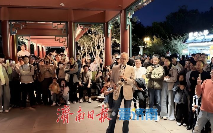 趵眼丨大明湖畔的萨克斯风，偶遇济南的人文“惊喜”