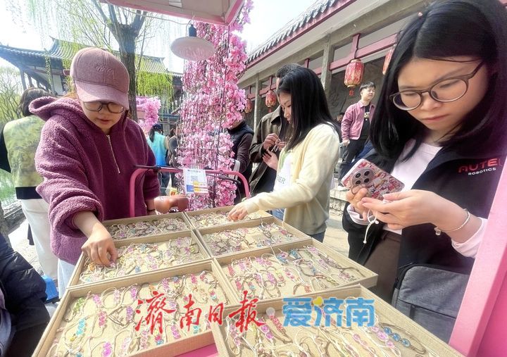 一年四季 泉在济南｜五龙潭樱花市集开市 非遗文创、汉服体验成亮点