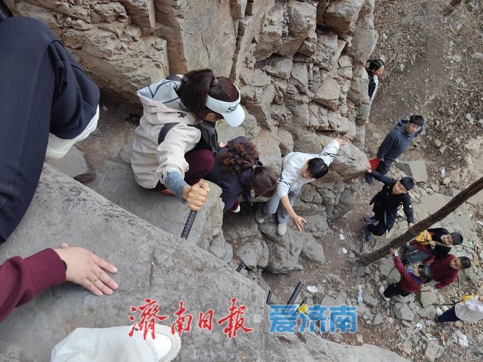 谢谢你们！春山断崖处的三名大学生