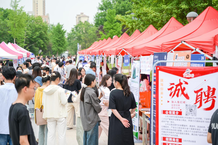 “海右人才驻济高校行”走进山东管理学院